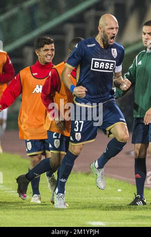 20150806 - LÜTTICH, BELGIEN: Jelle Van Damme von Standard feiert nach einem Treffer während eines Rückspiels der dritten Vorrunde des UEFA Europa League-Wettbewerbs zwischen dem bosnischen Fußballverein FK Zeljeznicar und dem belgischen Fußballteam Standard de Liege im Asim Ferhatovic Hase-Stadion in Sarajevo; Bosnien und Herzegowina, Donnerstag, den 06. August 2015. Standard gewann die erste Etappe 2-1. BELGA FOTO LAURIE DIEFFEMBACQ Stockfoto