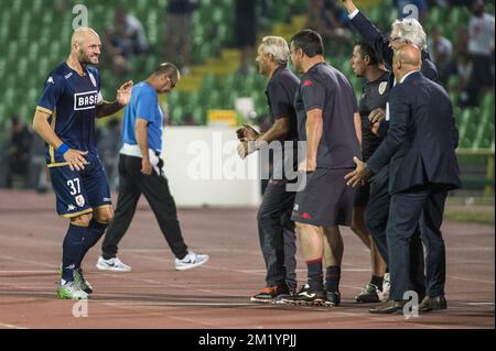 20150806 - LÜTTICH, BELGIEN: Die Mitarbeiter von Standard Jelle Van Damme und Standard feiern, nachdem sie in der dritten Vorrunde des UEFA Europa League-Wettbewerbs zwischen dem bosnischen Fußballverein FK Zeljeznicar und der belgischen First League-Fußballmannschaft Standard de Liege im Asim Ferhatovic Hase Stadium in Sarajevo Punkte erzielt haben. Bosnien und Herzegowina, Donnerstag, den 06. August 2015. Standard gewann die erste Etappe 2-1. BELGA FOTO LAURIE DIEFFEMBACQ Stockfoto