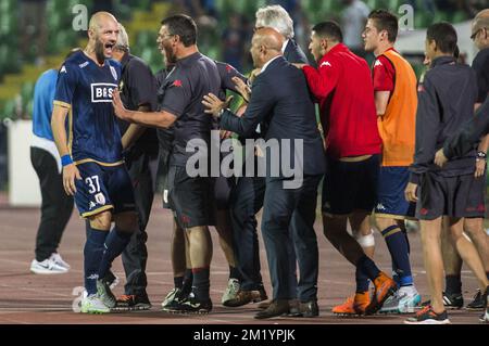 20150806 - LÜTTICH, BELGIEN: Die Mitarbeiter von Standard Jelle Van Damme und Standard feiern, nachdem sie in der dritten Vorrunde des UEFA Europa League-Wettbewerbs zwischen dem bosnischen Fußballverein FK Zeljeznicar und der belgischen First League-Fußballmannschaft Standard de Liege im Asim Ferhatovic Hase Stadium in Sarajevo Punkte erzielt haben. Bosnien und Herzegowina, Donnerstag, den 06. August 2015. Standard gewann die erste Etappe 2-1. BELGA FOTO LAURIE DIEFFEMBACQ Stockfoto