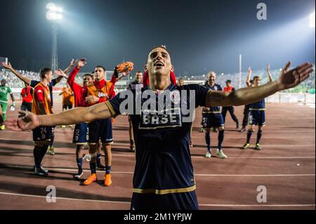 20150806 - LÜTTICH, BELGIEN: Anthony Knockaert von Standard feiert nach dem Gewinn eines Rückspiels der dritten Vorrunde des UEFA Europa League-Wettbewerbs zwischen dem bosnischen Fußballverein FK Zeljeznicar und dem belgischen Fußballteam Standard de Liege im Asim Ferhatovic Hase-Stadion in Sarajevo, Bosnien und Herzegowina, Donnerstag, den 06. August 2015. Standard gewann die erste Etappe 2-1. BELGA FOTO LAURIE DIEFFEMBACQ Stockfoto