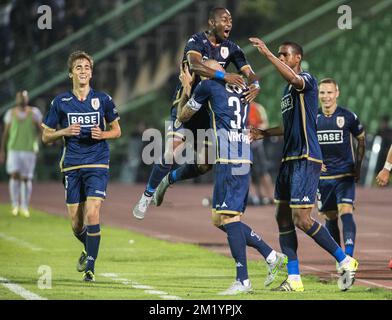 20150806 - LÜTTICH, BELGIEN: Standard's Julien De Sart, Standard's Eyong Enoh, Jelle Van Damme von Standard und Ricardo Faty von Standard feiern, nachdem sie während eines Rückspiels der dritten Vorrunde des Wettbewerbs der UEFA Europa League zwischen dem bosnischen Fußballverein FK Zeljeznicar und dem belgischen Fußballteam Standard de Liege im Asim Ferhatovic Hase Stadium in Sarajevo ein Tor geschossen haben. Bosnien und Herzegowina, Donnerstag, den 06. August 2015. Standard gewann die erste Etappe 2-1. BELGA FOTO LAURIE DIEFFEMBACQ Stockfoto