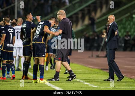 20150806 - LÜTTICH, BELGIEN: Die Spieler von Standard wurden während eines Rückspiels der dritten Vorrunde der UEFA Europa League zwischen dem bosnischen Fußballverein FK Zeljeznicar und der belgischen Fußballmannschaft Standard de Liege im Asim Ferhatovic Hase Stadium in Sarajevo, Bosnien und Herzegowina, am Donnerstag, den 06. August 2015, abgebildet. Standard gewann die erste Etappe 2-1. BELGA FOTO LAURIE DIEFFEMBACQ Stockfoto