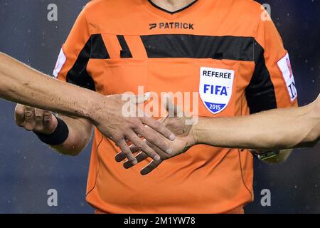 Die Abbildung zeigt Spieler, die zu Beginn des Jupiler Pro League-Spiels zwischen KRC Genk und KVC Westerlo in Genk am Samstag, den 15. August 2015, am 4. Tag der belgischen Fußballmeisterschaft vor dem Schiedsrichter die Hand schütteln. Stockfoto