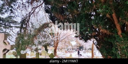 Die Hampton Church und ihre Umgebung sind im ersten Schneefall von 2022 bedeckt. Vereinigtes Königreich. Stockfoto