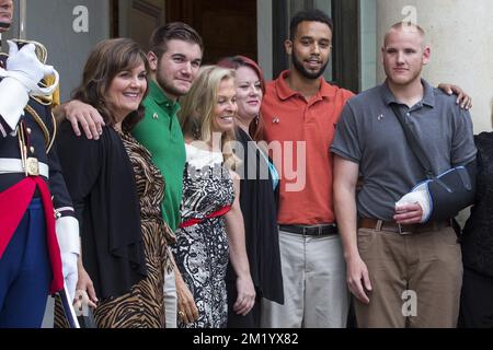 Alek Skarlatos (2L), US-Botschafterin in Frankreich Jane Hartley (3L), Anthony Sadler (2R), Spencer Stone (R) kommen am Freitag, Montag, den 24. August 2015, zum Empfang im Elysee, der Residenz des französischen Präsidenten in Paris, für die Männer, die einen Schützen in einem Thalys-Zug überwältigt haben. Stockfoto