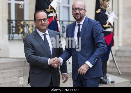 Der französische Präsident Francois Hollande schüttelt sich mit dem belgischen Premierminister Charles Michel bei einem Empfang im Elysee, der Residenz des französischen Präsidenten in Paris, die Hand für die Männer, die am Freitag, den 24. August 2015, einen Schützen in einem Thalys-Zug überwältigt haben. Stockfoto