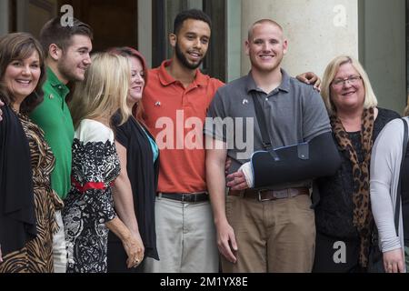 Alek Skarlatos (2L), US-Botschafterin in Frankreich Jane Hartley (3L), Anthony Sadler (3R), Spencer Stone (2R) kommen zu einem Empfang im Elysee, der Residenz des französischen Präsidenten in Paris, für die Männer, die einen Schützen in einem Thalys-Zug überwältigt haben, am Freitag, Montag, den 24. August 2015. Stockfoto