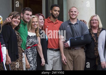 Alek Skarlatos (2L), US-Botschafterin in Frankreich Jane Hartley (3L), Anthony Sadler (3R), Spencer Stone (2R) kommen zu einem Empfang im Elysee, der Residenz des französischen Präsidenten in Paris, für die Männer, die einen Schützen in einem Thalys-Zug überwältigt haben, am Freitag, Montag, den 24. August 2015. Stockfoto