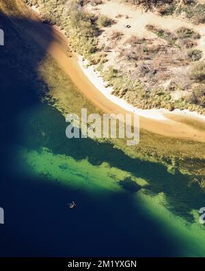 Ein kleines gelbes Floß, das am Horsehoe Bend durch den Colorado River treibt. Stockfoto