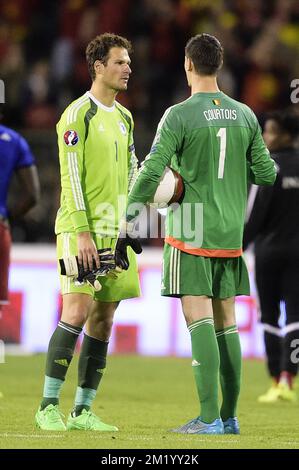 20150903 – BRÜSSEL, BELGIEN: Bosnischer Torwart Asmir Begovic und belgischer Torwart Thibaut Courtois, abgebildet nach einem Qualifikationsspiel der belgischen Nationalfußballmannschaft Red Devils zur Euro 2016, Donnerstag, den 03. September 2015, im Brüsseler King-Baudouin-Stadion (Stade ROI - Koning Boudewijnsatdion). BELGA FOTO YORICK JANSENS DIENSTAG Stockfoto