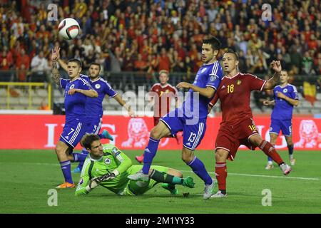 20150903 - BRÜSSEL, BELGIEN: Der bosnische Torwart Asmir Begovic, der bosnische Mensur Mujdza und der belgische Radja Nainggolan kämpfen um den Ball während eines Qualifikationsspiels der Euro 2016 zwischen der belgischen Nationalmannschaft Red Devils und Bosnien und Herzegowina am Donnerstag, den 03. September 2015, im Brüsseler King-Baudouin-Stadion (Stade ROI Baudouin - Koning Boudewijnsatdion). BELGA FOTO BRUNO FAHY DIENSTAG Stockfoto