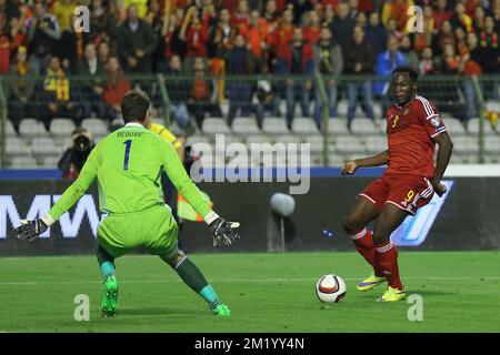 20150903 – BRÜSSEL, BELGIEN: Bosnischer Torwart Asmir Begovic und Belgiens Romelu Lukaku kämpfen um den Ball während eines Qualifikationsspiels der belgischen Nationalfußballmannschaft Red Devils gegen Bosnien und Herzegowina zur Euro 2016, Donnerstag, den 03. September 2015, im Brüsseler King Baudouin-Stadion (Stade ROI-Baudouin - Koning Boudewijnsatdion). BELGA FOTO BRUNO FAHY DIENSTAG Stockfoto