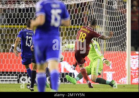 20150903 – BRÜSSEL, BELGIEN: Der belgische Torwart Radja Nainggolan und der bosnische Torwart Asmir Begovic kämpfen um den Ball während eines Qualifikationsspiels zur Euro 2016 zwischen der belgischen Fußballnationalmannschaft Red Devils und Bosnien und Herzegowina am Donnerstag, den 03. September 2015, im Brüsseler King Baudouin-Stadion (Stade ROI Baudouin - Koning Boudewijnsatdion). BELGA FOTO YORICK JANSENS DIENSTAG Stockfoto