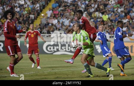 20150906 - NIKOSIA, ZYPERN: Marouane Fellaini aus Belgien, Antonis Georgallides aus Zypern und Divock Origi aus Belgien kämpfen um den Ball während eines Fußballspiels zwischen der zyprischen Nationalmannschaft und den belgischen Red Devils am Sonntag, den 06. September 2015, in Nikosia, Zypern, ein Qualifikationsspiel zur Euro 2016 in Gruppe B. BELGA FOTO DIRK WAEM Stockfoto