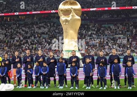 Lusail, Katar. 13.. Dezember 2022. Die ersten Spieler Kroatiens singen vor dem Halbfinale zwischen Argentinien und Kroatien auf der FIFA-Weltmeisterschaft 2022 im Lusail-Stadion in Lusail, Katar, 13. Dezember 2022 die Nationalhymne. Kredit: Xu Zijian/Xinhua/Alamy Live News Stockfoto