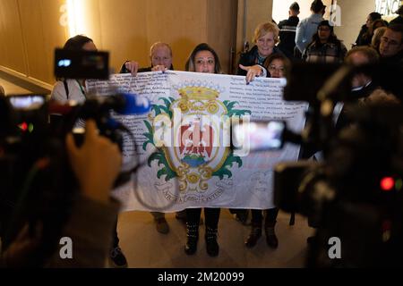 Die Siedlungsfamilie hält die Stadtflagge von Nizza neben einem provisorischen Gerichtssaal während des Urteilstags des Prozesses gegen den Lastwagenangriff in Nizza im Gerichtsgebäude des „Palais de Justice“ in Paris, Frankreich, am 13. Dezember 2022. Am 14. Juli 2016 wurden 86 Menschen getötet und Hunderte verletzt, nachdem ein Lkw während der Feierlichkeiten zum Bastille-Tag in Nizza durch die Menge auf der Promenade des Anglais gepflügt wurde. Das Gericht verurteilte die Angeklagten zu einer Haftstrafe von 2 bis 18 Jahren. Foto: Raphael Lafargue/ABACAPRESS.COM Stockfoto