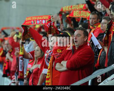 20151010 – ANDORRA LA VELLA, ANDORRA: Belgische Fans feiern nach einem Qualifikationsspiel der Euro 2016 zwischen Andorra und der belgischen Fußballnationalmannschaft Red Devils am Samstag, den 10. Oktober 2015, in Andorra La Vella, Andorra. BELGA FOTO JOMA Stockfoto