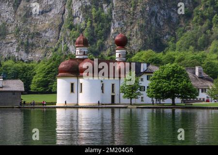 Bartholomäus-Kirche am Ufer des Königssees Schönau am Königsee, Deutschland Stockfoto