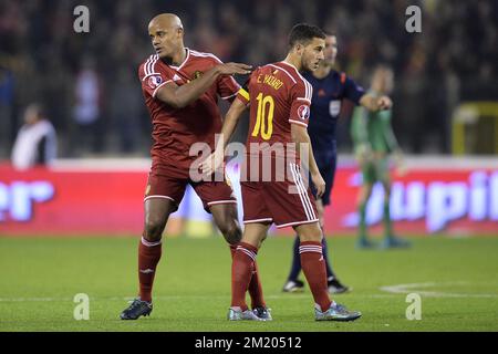 20151013 – BRÜSSEL, BELGIEN: Vincent Kompany und Eden Hazard aus Belgien, die am Dienstag, den 13. Oktober 2015, in Brüssel während eines Qualifikationsspiels zur Euro 2016 zwischen der belgischen Fußballnationalmannschaft Red Devils und Israel aufgenommen wurden. Stockfoto