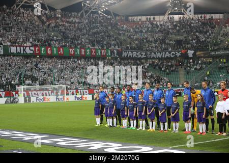 20151022 – WARSCHAU, POLEN: Die Spieler des Clubs werden zu Beginn eines Spiels zwischen dem belgischen First Division Club Brügge und dem polnischen Clib Legia Warshau in Warschau, Polen, am Donnerstag, den 22. Oktober 2015 dargestellt. Stockfoto