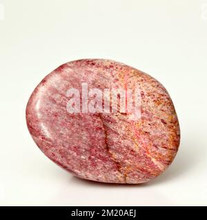 Makro-Nahaufnahmen von "Thulite" oder Rosaline Zoisite, einem Schmuckstein aus Kristall, der in der Kristallheilungstherapie verwendet wird. Mineral Rosa Varie Stockfoto