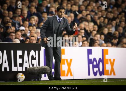 20151105 - LONDON, GROSSBRITANNIEN: Anderlechts Cheftrainer Besnik Hasi Gesten während eines Fußballspiels zwischen der englischen Mannschaft Tottenham Hotspur F.C. und dem belgischen Verein RSC Anderlecht, Donnerstag, den 05. November 2015 in London, Großbritannien, dem vierten Spiel in der Gruppenphase des UEFA Europa League-Wettbewerbs in Gruppe J. BELGA PHOTO VIRGINIE LEFOUR Stockfoto