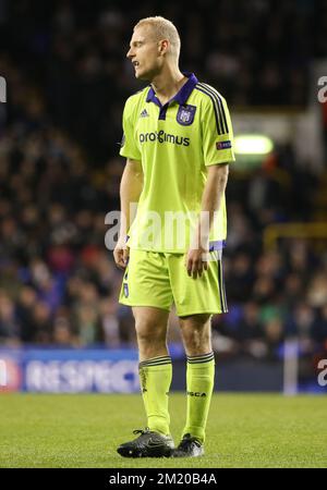 20151105 - LONDON, GROSSBRITANNIEN: Anderlecht's Olivier Deschacht scheint während eines Fußballspiels zwischen der englischen Mannschaft Tottenham Hotspur F.C. und dem belgischen Verein RSC Anderlecht am Donnerstag, den 05. November 2015 in London, Großbritannien, dem vierten Spiel in der Gruppenphase des UEFA Europa League-Wettbewerbs in Gruppe J. BELGA PHOTO VIRGINIE LEFOUR, enttäuscht zu sein Stockfoto