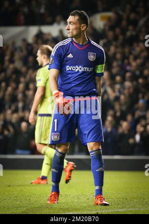 20151105 - LONDON, GROSSBRITANNIEN: Anderlechts Torwart Silvio Proto sieht bei einem Fußballspiel zwischen dem englischen Team Tottenham Hotspur F.C. und dem belgischen Verein RSC Anderlecht am Donnerstag, den 05. November 2015 in London, Großbritannien, als viertes Spiel in der Gruppenphase des UEFA Europa League-Wettbewerbs in Gruppe J. BELGA PHOTO VIRGINIE LEFOUR, deprimiert aus Stockfoto