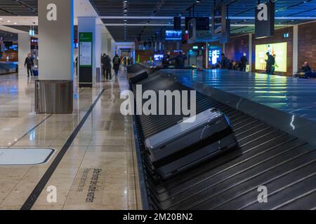 BERLIN, DEUTSCHLAND - 12. DEZEMBER 2022: Gepäckkarussell am Flughafen Berlin Brandenburg-Brandenburg-Flughafen BER Willy Brandt Terminal 1 in Berlin. Stockfoto