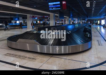 BERLIN, DEUTSCHLAND - 12. DEZEMBER 2022: Gepäckkarussell am Flughafen Berlin Brandenburg-Brandenburg-Flughafen BER Willy Brandt Terminal 1 in Berlin. Stockfoto