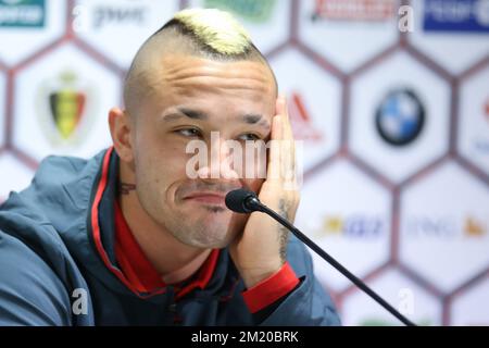 20151112 - BRÜSSEL, BELGIEN: Radja Nainggolan aus Belgien, Foto auf einer Pressekonferenz der belgischen Fußballnationalmannschaft Red Devils, Donnerstag, den 12. November 2015 in Brüssel. Das Team spielt morgen ein freundschaftliches Spiel gegen Italien in Vorbereitung auf EURO2016. BELGA FOTO BRUNO FAHY Stockfoto