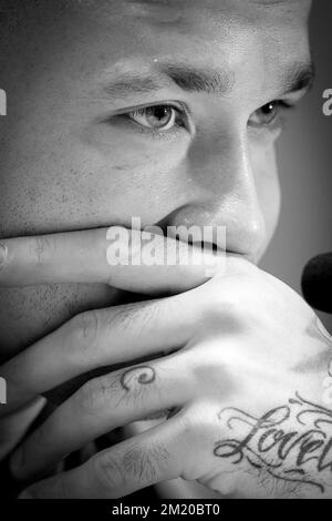 20151112 - BRÜSSEL, BELGIEN: Radja Nainggolan aus Belgien, Foto auf einer Pressekonferenz der belgischen Fußballnationalmannschaft Red Devils, Donnerstag, den 12. November 2015 in Brüssel. Das Team spielt morgen ein freundschaftliches Spiel gegen Italien in Vorbereitung auf EURO2016. BELGA FOTO BRUNO FAHY Stockfoto