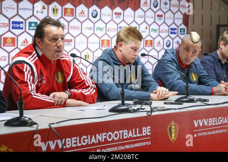 20151112 – BRÜSSEL, BELGIEN: Belgischer Cheftrainer Marc Wilmots, belgischer Kevin De Bruyne und belgischer Radja Nainggolan, die auf einer Pressekonferenz der belgischen Fußballnationalmannschaft Red Devils am Donnerstag, den 12. November 2015 in Brüssel abgebildet wurden. Das Team spielt morgen ein freundschaftliches Spiel gegen Italien in Vorbereitung auf EURO2016. BELGA FOTO BRUNO FAHY Stockfoto