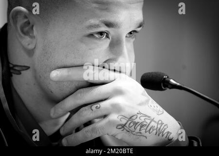 20151112 - BRÜSSEL, BELGIEN: Radja Nainggolan aus Belgien, Foto auf einer Pressekonferenz der belgischen Fußballnationalmannschaft Red Devils, Donnerstag, den 12. November 2015 in Brüssel. Das Team spielt morgen ein freundschaftliches Spiel gegen Italien in Vorbereitung auf EURO2016. BELGA FOTO BRUNO FAHY Stockfoto