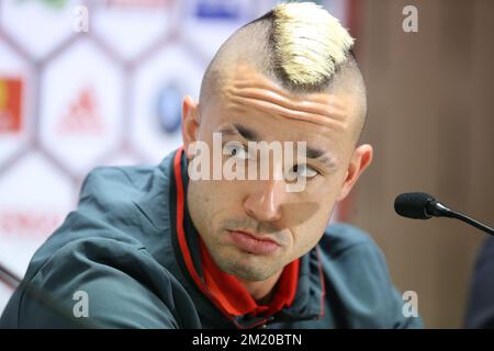 20151112 - BRÜSSEL, BELGIEN: Radja Nainggolan aus Belgien, Foto auf einer Pressekonferenz der belgischen Fußballnationalmannschaft Red Devils, Donnerstag, den 12. November 2015 in Brüssel. Das Team spielt morgen ein freundschaftliches Spiel gegen Italien in Vorbereitung auf EURO2016. BELGA FOTO BRUNO FAHY Stockfoto