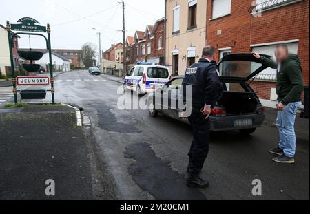 20151116 - JEUMONT, FRANKREICH: Das Bild zeigt, wie die Polizei Autos an der belgisch-französischen Grenze in Jeumont, Frankreich, am Montag, den 16. November 2015 überprüft. Heute Morgen fanden in Jeumont Durchsuchungen im Zusammenhang mit den Terroranschlägen am Freitag in Paris statt. Mehrere Terroranschläge in Paris, Frankreich, haben mindestens 129 Tote und 350 Verletzte hinterlassen. Stockfoto