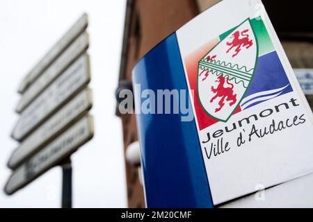 20151116 - JEUMONT, FRANKREICH: Abbildung zeigt ein Logo der Stadt Jeumont, Frankreich, Montag, 16. November 2015. Heute Morgen fanden in Jeumont Durchsuchungen im Zusammenhang mit den Terroranschlägen am Freitag in Paris statt. Mehrere Terroranschläge in Paris, Frankreich, haben mindestens 129 Tote und 350 Verletzte hinterlassen. Stockfoto