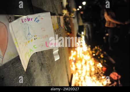 20151117 – BRÜSSEL, BELGIEN: Das Bild zeigt Kerzen und Menschen, die an einer Totenwache teilnehmen, um den Opfern der Terroranschläge am Freitag in Paris, Dienstag, den 17. November 2015, am Place du Marche in Lüttich zu gedenken. Mehrere Terroranschläge in Paris, Frankreich, haben mindestens 129 Tote und 350 Verletzte hinterlassen. Die meisten Menschen wurden während eines Konzerts im Veranstaltungsort Bataclan getötet, die anderen Ziele waren ein Restaurant und ein Fußballspiel. Amond, die Opfer, drei Belgier. Die Anschläge wurden vom Islamischen Staat beansprucht. BELGA FOTO SOPHIE KIP Stockfoto