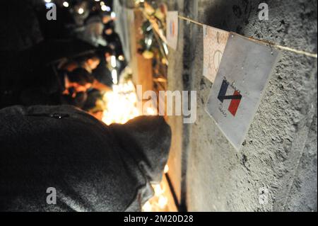 20151117 – BRÜSSEL, BELGIEN: Abbildung zeigt Menschen, die an einer Totenwache zum Gedenken an die Opfer der Terroranschläge vom Freitag in Paris, Dienstag, den 17. November 2015, auf der Place du Marche in Lüttich teilnehmen. Mehrere Terroranschläge in Paris, Frankreich, haben mindestens 129 Tote und 350 Verletzte hinterlassen. Die meisten Menschen wurden während eines Konzerts im Veranstaltungsort Bataclan getötet, die anderen Ziele waren ein Restaurant und ein Fußballspiel. Amond, die Opfer, drei Belgier. Die Anschläge wurden vom Islamischen Staat beansprucht. BELGA FOTO SOPHIE KIP Stockfoto