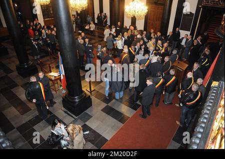 20151117 – BRÜSSEL, BELGIEN: Abbildung zeigt Menschen, die an einer Totenwache zum Gedenken an die Opfer der Terroranschläge vom Freitag in Paris, Dienstag, den 17. November 2015, auf der Place du Marche in Lüttich teilnehmen. Mehrere Terroranschläge in Paris, Frankreich, haben mindestens 129 Tote und 350 Verletzte hinterlassen. Die meisten Menschen wurden während eines Konzerts im Veranstaltungsort Bataclan getötet, die anderen Ziele waren ein Restaurant und ein Fußballspiel. Amond, die Opfer, drei Belgier. Die Anschläge wurden vom Islamischen Staat beansprucht. BELGA FOTO SOPHIE KIP Stockfoto