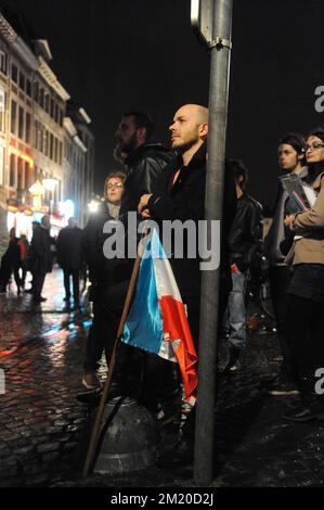 20151117 – BRÜSSEL, BELGIEN: Abbildung zeigt Menschen, die an einer Totenwache zum Gedenken an die Opfer der Terroranschläge vom Freitag in Paris, Dienstag, den 17. November 2015, auf der Place du Marche in Lüttich teilnehmen. Mehrere Terroranschläge in Paris, Frankreich, haben mindestens 129 Tote und 350 Verletzte hinterlassen. Die meisten Menschen wurden während eines Konzerts im Veranstaltungsort Bataclan getötet, die anderen Ziele waren ein Restaurant und ein Fußballspiel. Amond, die Opfer, drei Belgier. Die Anschläge wurden vom Islamischen Staat beansprucht. BELGA FOTO SOPHIE KIP Stockfoto