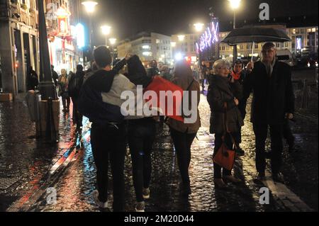 20151117 – BRÜSSEL, BELGIEN: Abbildung zeigt Menschen, die an einer Totenwache zum Gedenken an die Opfer der Terroranschläge vom Freitag in Paris, Dienstag, den 17. November 2015, auf der Place du Marche in Lüttich teilnehmen. Mehrere Terroranschläge in Paris, Frankreich, haben mindestens 129 Tote und 350 Verletzte hinterlassen. Die meisten Menschen wurden während eines Konzerts im Veranstaltungsort Bataclan getötet, die anderen Ziele waren ein Restaurant und ein Fußballspiel. Amond, die Opfer, drei Belgier. Die Anschläge wurden vom Islamischen Staat beansprucht. BELGA FOTO SOPHIE KIP Stockfoto