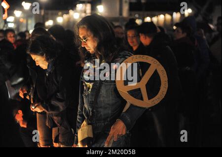 20151117 – BRÜSSEL, BELGIEN: Abbildung zeigt Menschen, die an einer Totenwache zum Gedenken an die Opfer der Terroranschläge vom Freitag in Paris, Dienstag, den 17. November 2015, auf der Place du Marche in Lüttich teilnehmen. Mehrere Terroranschläge in Paris, Frankreich, haben mindestens 129 Tote und 350 Verletzte hinterlassen. Die meisten Menschen wurden während eines Konzerts im Veranstaltungsort Bataclan getötet, die anderen Ziele waren ein Restaurant und ein Fußballspiel. Amond, die Opfer, drei Belgier. Die Anschläge wurden vom Islamischen Staat beansprucht. BELGA FOTO SOPHIE KIP Stockfoto