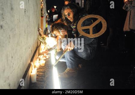 20151117 – BRÜSSEL, BELGIEN: Das Bild zeigt Kerzen und Menschen, die an einer Totenwache teilnehmen, um den Opfern der Terroranschläge am Freitag in Paris, Dienstag, den 17. November 2015, am Place du Marche in Lüttich zu gedenken. Mehrere Terroranschläge in Paris, Frankreich, haben mindestens 129 Tote und 350 Verletzte hinterlassen. Die meisten Menschen wurden während eines Konzerts im Veranstaltungsort Bataclan getötet, die anderen Ziele waren ein Restaurant und ein Fußballspiel. Amond, die Opfer, drei Belgier. Die Anschläge wurden vom Islamischen Staat beansprucht. BELGA FOTO SOPHIE KIP Stockfoto