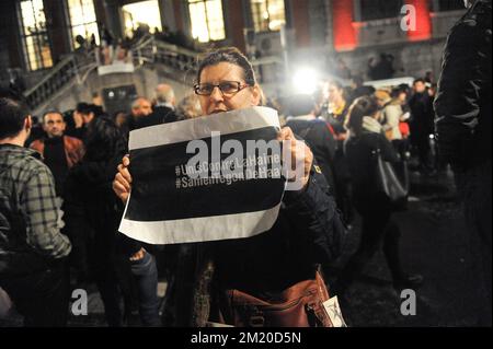 20151117 – BRÜSSEL, BELGIEN: Abbildung zeigt Menschen, die an einer Totenwache zum Gedenken an die Opfer der Terroranschläge vom Freitag in Paris, Dienstag, den 17. November 2015, auf der Place du Marche in Lüttich teilnehmen. Mehrere Terroranschläge in Paris, Frankreich, haben mindestens 129 Tote und 350 Verletzte hinterlassen. Die meisten Menschen wurden während eines Konzerts im Veranstaltungsort Bataclan getötet, die anderen Ziele waren ein Restaurant und ein Fußballspiel. Amond, die Opfer, drei Belgier. Die Anschläge wurden vom Islamischen Staat beansprucht. BELGA FOTO SOPHIE KIP Stockfoto