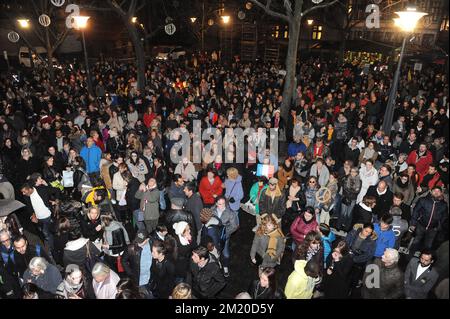 20151117 – BRÜSSEL, BELGIEN: Abbildung zeigt Menschen, die an einer Totenwache zum Gedenken an die Opfer der Terroranschläge vom Freitag in Paris, Dienstag, den 17. November 2015, auf der Place du Marche in Lüttich teilnehmen. Mehrere Terroranschläge in Paris, Frankreich, haben mindestens 129 Tote und 350 Verletzte hinterlassen. Die meisten Menschen wurden während eines Konzerts im Veranstaltungsort Bataclan getötet, die anderen Ziele waren ein Restaurant und ein Fußballspiel. Amond, die Opfer, drei Belgier. Die Anschläge wurden vom Islamischen Staat beansprucht. BELGA FOTO SOPHIE KIP Stockfoto