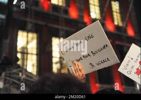 20151117 – BRÜSSEL, BELGIEN: Abbildung zeigt Menschen, die an einer Totenwache zum Gedenken an die Opfer der Terroranschläge vom Freitag in Paris, Dienstag, den 17. November 2015, auf der Place du Marche in Lüttich teilnehmen. Mehrere Terroranschläge in Paris, Frankreich, haben mindestens 129 Tote und 350 Verletzte hinterlassen. Die meisten Menschen wurden während eines Konzerts im Veranstaltungsort Bataclan getötet, die anderen Ziele waren ein Restaurant und ein Fußballspiel. Amond, die Opfer, drei Belgier. Die Anschläge wurden vom Islamischen Staat beansprucht. BELGA FOTO SOPHIE KIP Stockfoto