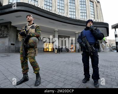 20151123 – BRÜSSEL, BELGIEN: Abbildung zeigt Polizisten und Soldaten am Hauptbahnhof, Montag, den 23. November 2015, in Brüssel. Die terroristische Bedrohung wird in der Region Brüssel vorläufig auf Ebene vier, dem Maximum, gehalten und für den Rest des Landes auf Ebene drei. Alle Schulen in Brüssel und die U-Bahn bleiben geschlossen. BELGA FOTO ERIC LALMAND Stockfoto