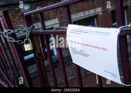 20151123 – BRÜSSEL, BELGIEN: Abbildung zeigt den geschlossenen Eingang der Schule Saint Julien am Montag, den 23. November 2015 in Brüssel. Die terroristische Bedrohung wird in der Region Brüssel vorläufig auf Ebene vier, dem Maximum, gehalten und für den Rest des Landes auf Ebene drei. Alle Schulen in Brüssel und die U-Bahn bleiben geschlossen. BELGA FOTO LAURIE DIEFFEMBACQ Stockfoto