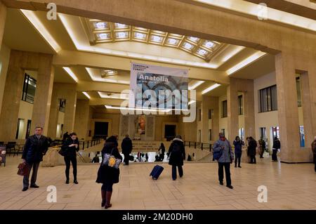 20151123 Uhr - BRÜSSEL, BELGIEN: Abbildung zeigt Menschen im Saal des Hauptbahnhofs, Montag, 23. November 2015, in Brüssel. Die terroristische Bedrohung wird in der Region Brüssel vorläufig auf Ebene vier, dem Maximum, gehalten und für den Rest des Landes auf Ebene drei. Alle Schulen in Brüssel und die U-Bahn bleiben geschlossen. BELGA FOTO ERIC LALMAND Stockfoto